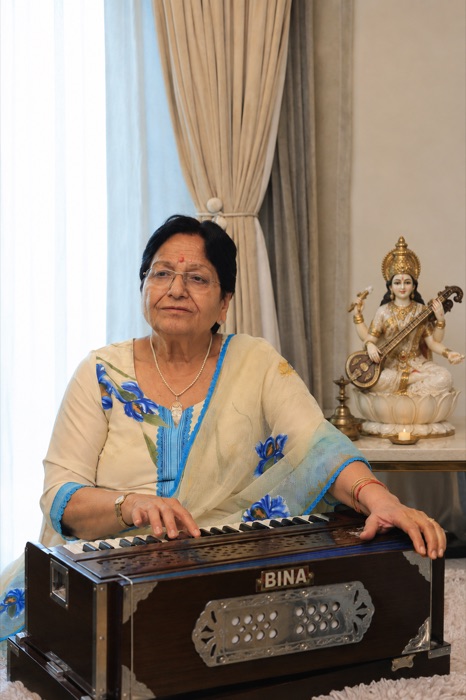 Smt. Parveen Chopra at her harmonium